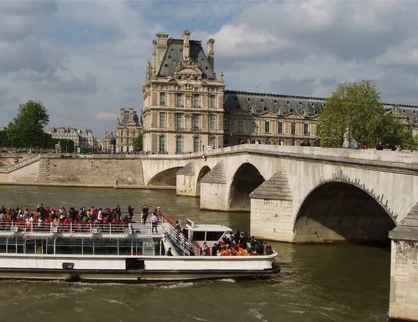 Река Сена Лувр Париже Франция — стоковое фото