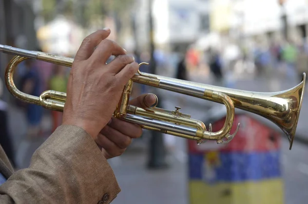 Fechar Uma Mão Segurando Saxofone — Fotografia de Stock
