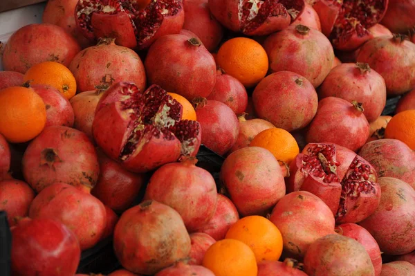 Frische Rote Granatapfelfrüchte Sommerfrüchte — Stockfoto