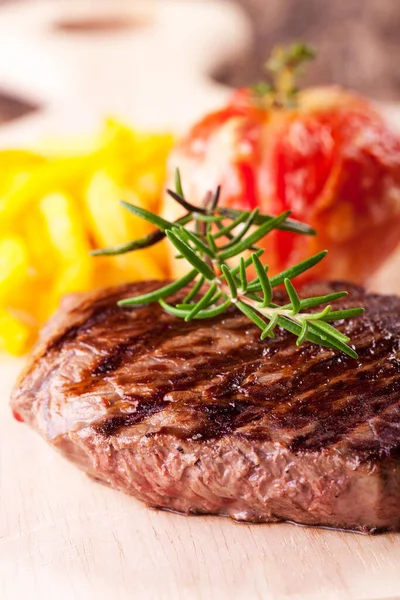Steak Goreng Dan Tomat Panggang Dengan Kentang Goreng — Stok Foto