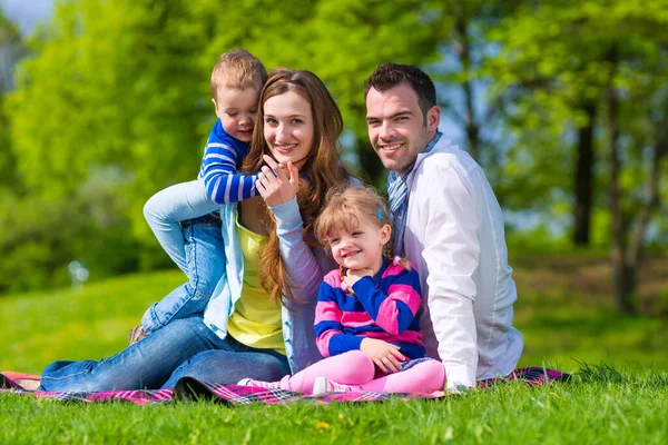 Familia Feliz Sentado Prado Verano —  Fotos de Stock