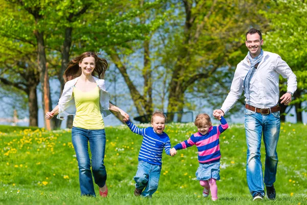 Familia Feliz Caminando Prado Verano — Foto de Stock