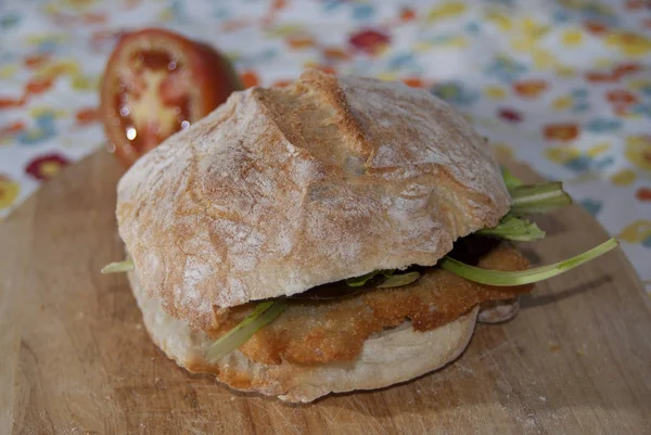 Een Typisch Italiaans Broodje Met Ham Kaas Tomaat — Stockfoto