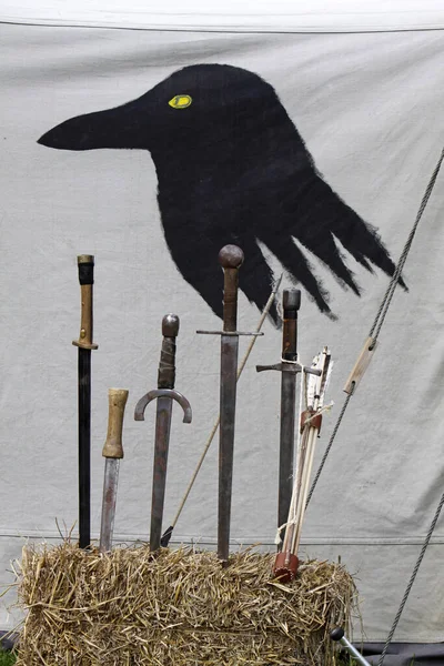 Espadas Frente Una Carpa Pintadas Con Cuervo —  Fotos de Stock