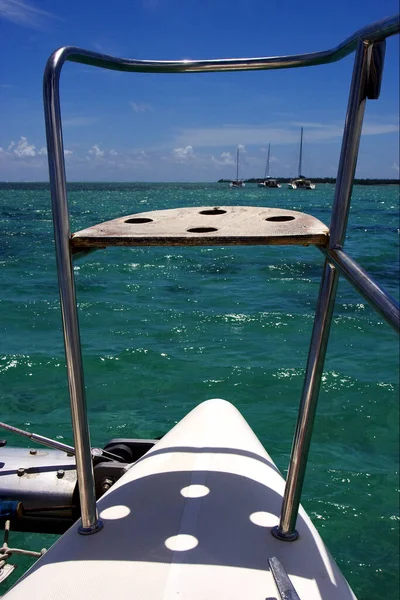 Laguna Tropical Colina Espuma Navegável Barco Catamarã Nublado Costa Deer — Fotografia de Stock