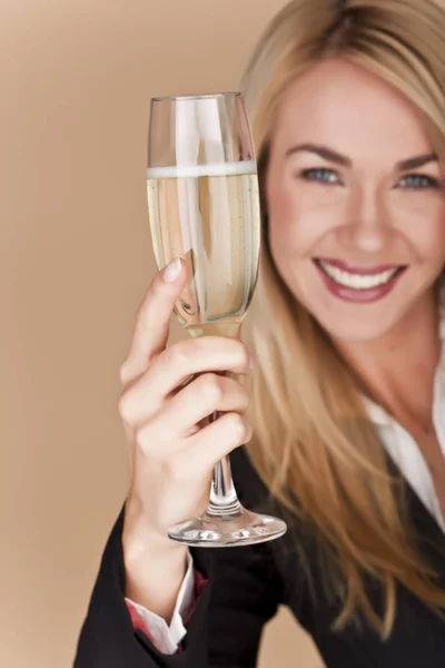Eine Geschäftsfrau Mit Einem Glas Champagner Auf Einer Party — Stockfoto