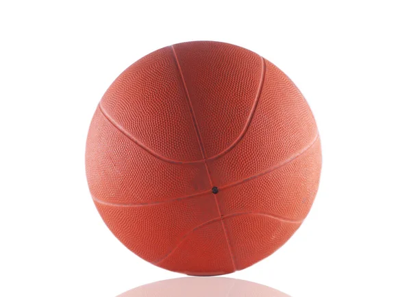 Крупный План Оранжевого Баскетбола Над Белым — стоковое фото