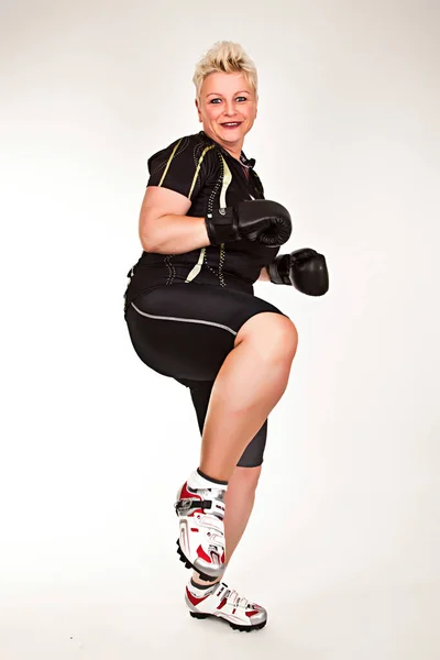 Middelaged Fitness Woman Boxing Wearing Boxing Gloves Having Fun — Stock Photo, Image