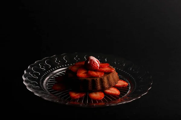 Zitronenvanille Mini Biskuitkuchen Mit Erdbeere Darauf Und Erdbeeren Scheiben Geschnitten — Stockfoto