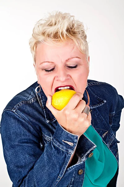 Porträt Einer Schönen Jungen Frau Die Frische Zitrone Isst — Stockfoto