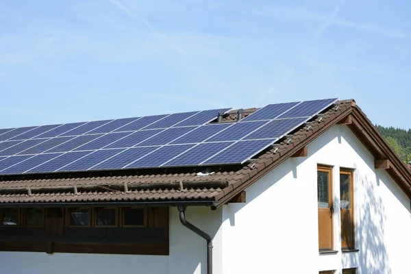 Energieproductie Met Fotovoltaïsche Installatie Het Dak Van Het Huis — Stockfoto