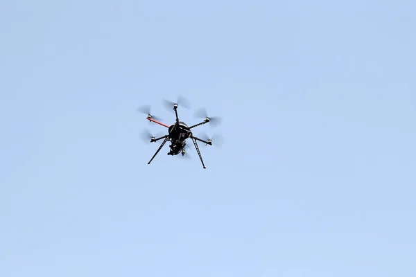 Drone Quadrocopter Avec Caméra Sur Fond Bleu Ciel — Photo