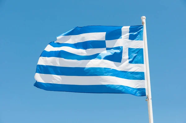 Griekse Vlag Tegen Blauwe Hemel — Stockfoto