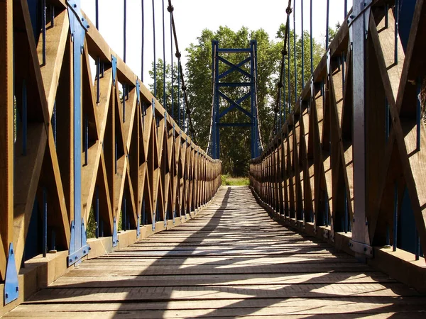 川を渡る木製の歩道橋 — ストック写真