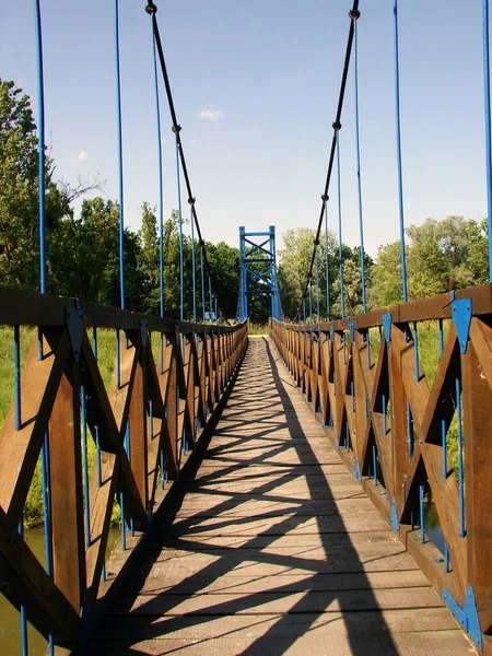 Ponte Pedonale Legno Attraverso Fiume — Foto Stock