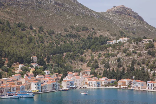 ギリシャのカステロリゾにある絵のように美しい港の町の景色 — ストック写真