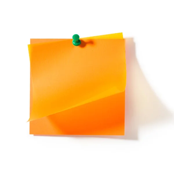 白い背景クリッピングパス上のプッシュピンを持つオレンジ色の透明ノートペーパーが含まれて — ストック写真