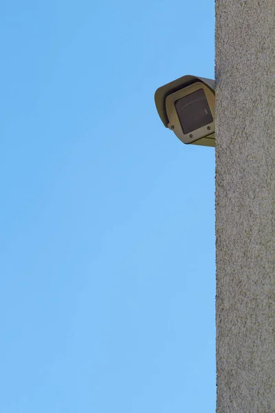 Una Nueva Cámara Vigilancia Está Conectada Una Pared Casa —  Fotos de Stock