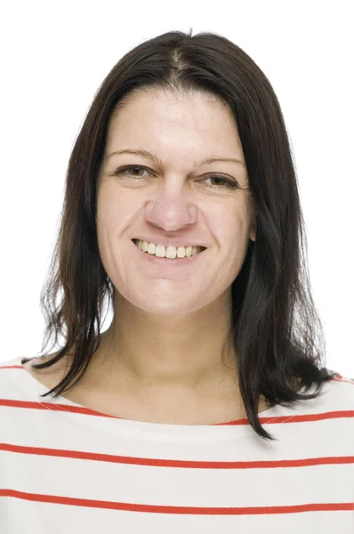 一个年轻的黑头发女人 穿着红色条纹白衬衫 站在白色背景前 看着相机 头戴肩头的肖像 — 图库照片
