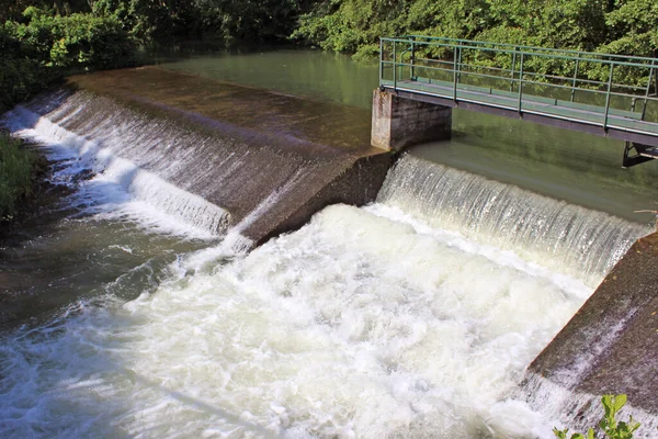 Uma Barragem Que Retém Água Rio Inchado Com Sua Ponte — Fotografia de Stock