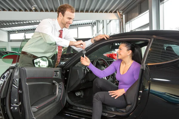 Araba Satıcısı Arabanın Anahtarlarını Memnun Bir Müşteriye Verir — Stok fotoğraf