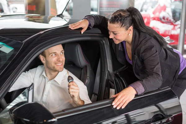 Auto Commessa Consiglia Clienti Una Casa Automobilistica Quando Acquista Auto — Foto Stock