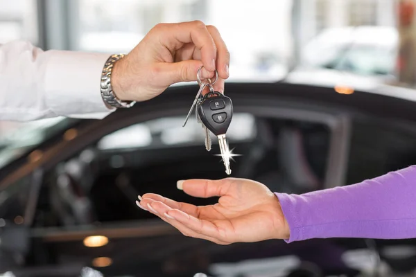 Autoverkäufer Übergibt Autoschlüssel Einen Kunden Nach Dem Kauf Eines Autos — Stockfoto