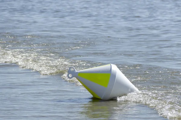 海に浮かぶ白い紙のボート — ストック写真