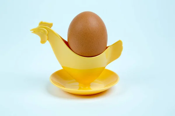 Καφέ Αυγό Μια Κότα Κόκορα Σχήμα Κύπελλο Αυγών Αυτό Κύπελλο — Φωτογραφία Αρχείου