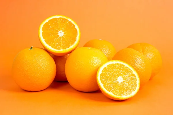 Sinaasappels Voor Oranje Achtergrond — Stockfoto
