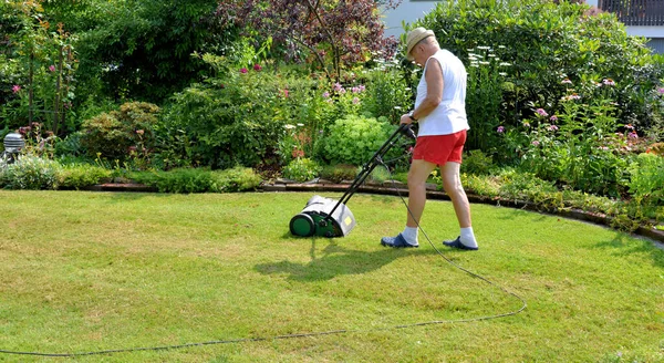 Mann Rasenpflege Mit Rasenbelüfter — Stockfoto