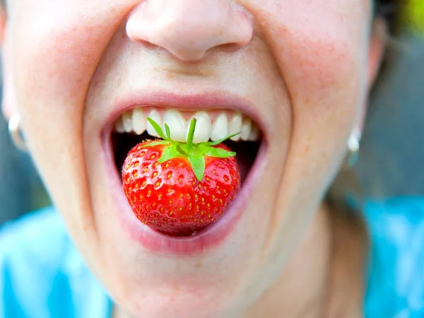 女人在吃草莓 — 图库照片