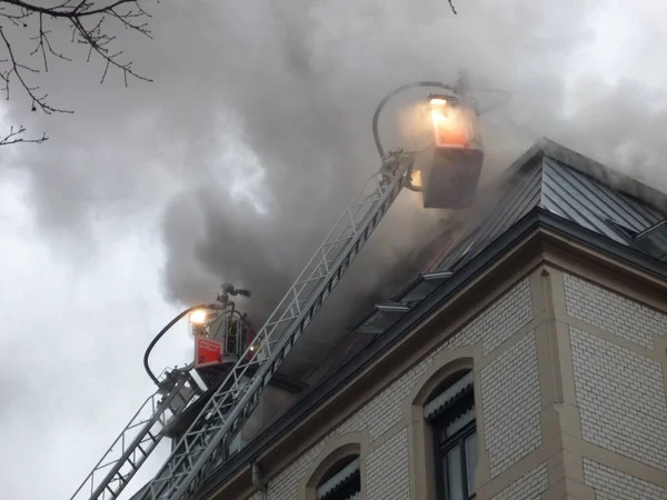 Feuerwehr Löschte Dachstuhlbrand — Stockfoto