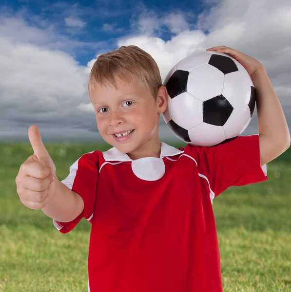 Piccolo Calcio Con Jersey Rosso — Foto Stock