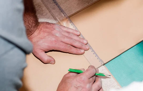 Snickares Beskurna Hand Med Mätning Paneler — Stockfoto