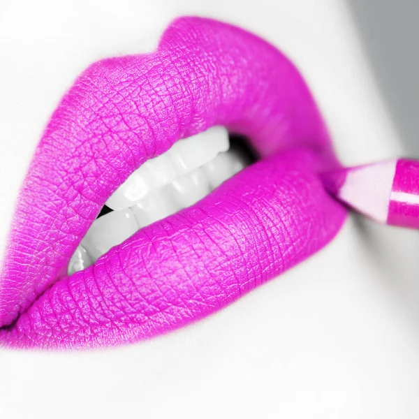 Mujer Joven Está Haciendo Maquillaje Usando Delineador Labios Rosa — Foto de Stock