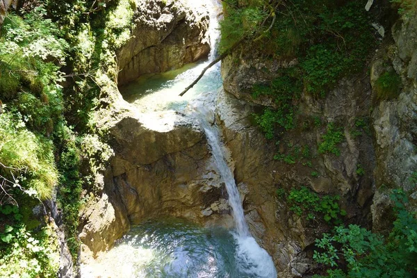 Hermosa Cascada Sobre Fondo Naturaleza — Foto de Stock