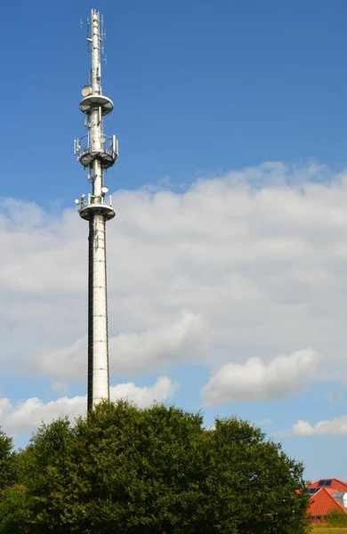 アンテナ付き電気通信塔 — ストック写真