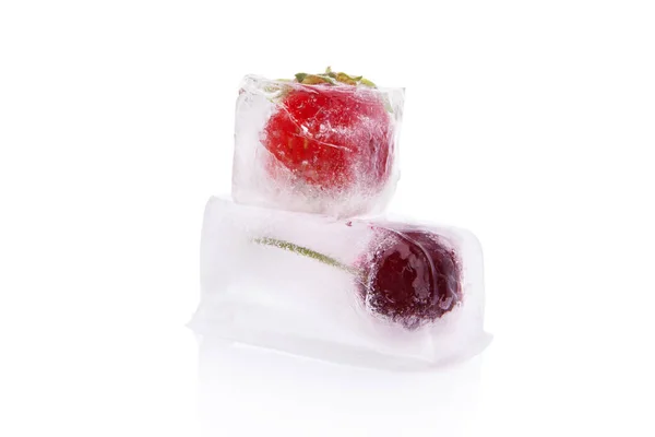 Fruta Baga Congelada Cubos Gelo Isolados Sobre Fundo Branco Com — Fotografia de Stock