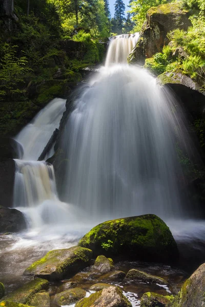 Bella Cascata Sullo Sfondo Della Natura — Foto Stock