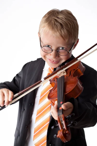Kleiner Junge Muss Mit Freude Geige Spielen lizenzfreie Stockbilder