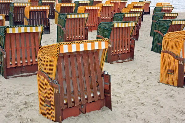 棕色海滩椅 — 图库照片