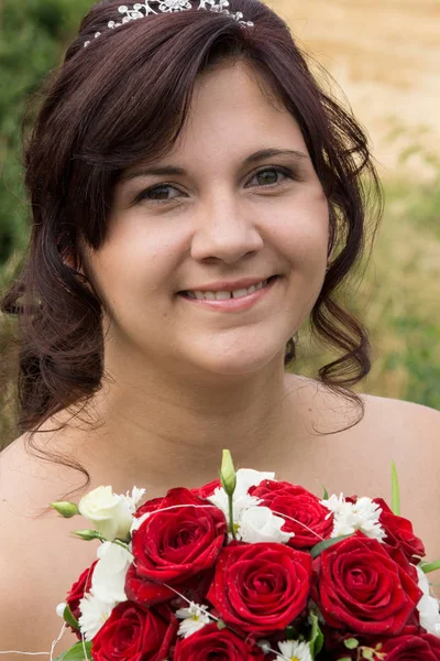 Ritratto Una Sposa Fronte Campo Estivo — Foto Stock