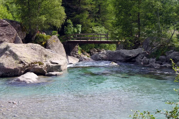 Γέφυρα Πάνω Από Τον Ποταμό Blu Στις Ιταλικές Άλπεις — Φωτογραφία Αρχείου