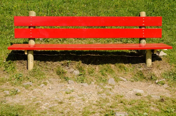 Banc Rouge Sur Une Prairie Verte Lumière Soleil — Photo