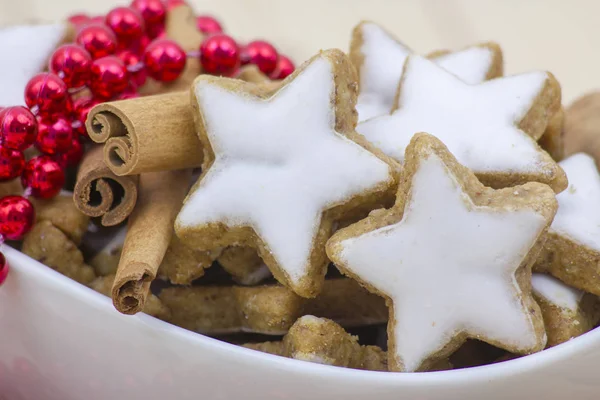 Typiska Jul Kanel Stjärna Kakor Och Kanel Pinnar — Stockfoto