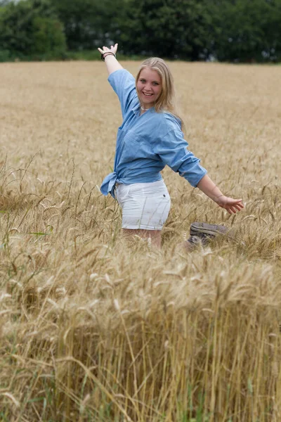 玉米地里的女人 — 图库照片