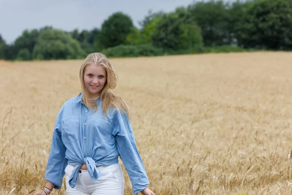 Frau Einem Maisfeld — Stockfoto