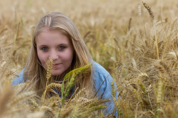 Žena Kukuřičném Poli — Stock fotografie