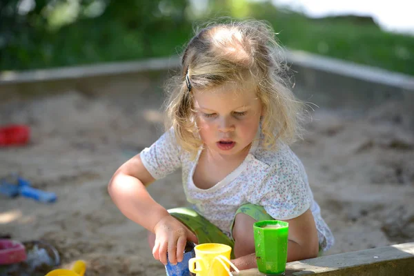 Flicka Leker Sandlåda — Stockfoto